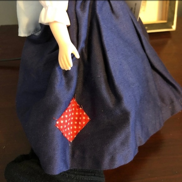 Poor Cinderella doll - Picture 3 of 12